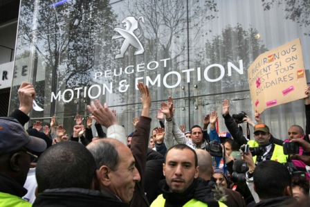 Le rassemblement devant le siège de PSA au 75 Le rassemblement devant le siège de PSA au 75